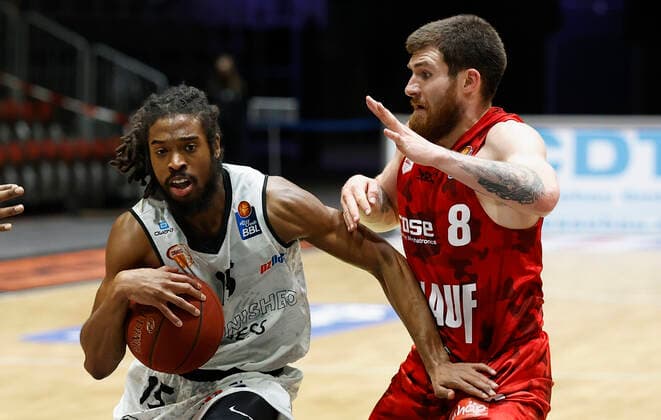 Deutschland, Chemnitz, Messe Chemnitz, 12.12.2020, emspor, emonline, despor, deonline, NINERS Chemnitz vs. s.Oliver Wuerzburg, Basketball, BBL Bild: v. li. Marcus Thornton (NINERS Chemnitz) und Tayler Persons (s.Oliver Wuerzburg) DFL REGULATIONS PROHIBIT ANY USE OF PHOTOGRAPHS AS IMAGE SEQUENCES AND OR QUASI-VIDEO. Copyright: HMBxMedia xHeikoxBecker