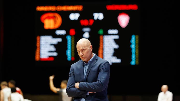 Deutschland, Chemnitz, Messe Chemnitz, 12.12.2020, emspor, emonline, despor, deonline, NINERS Chemnitz vs. s.Oliver Wuerzburg, Basketball, BBL Bild: v. li. Headcoach Denis Wucherer (s.Oliver Wuerzburg) DFL REGULATIONS PROHIBIT ANY USE OF PHOTOGRAPHS AS IMAGE SEQUENCES AND OR QUASI-VIDEO. Copyright: HMBxMedia xHeikoxBecker