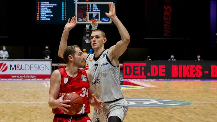 Deutschland , Chemnitz, Messe Chemnitz, 12.12.2020, emspor, emonline, despor, deonline, NINERS Chemnitz vs. s.Oliver Wuerzburg, easyCredit BBL, 6. Spieltag Bild: v. l. Felix Hoffmann (s.Oliver Wuerzburg) und Jonas Richter (NINERS Chemnitz) DFL REGULATIONS PROHIBIT ANY USE OF PHOTOGRAPHS AS IMAGE SEQUENCES AND OR QUASI-VIDEO. Copyright: HMBxMedia JulienxBecker