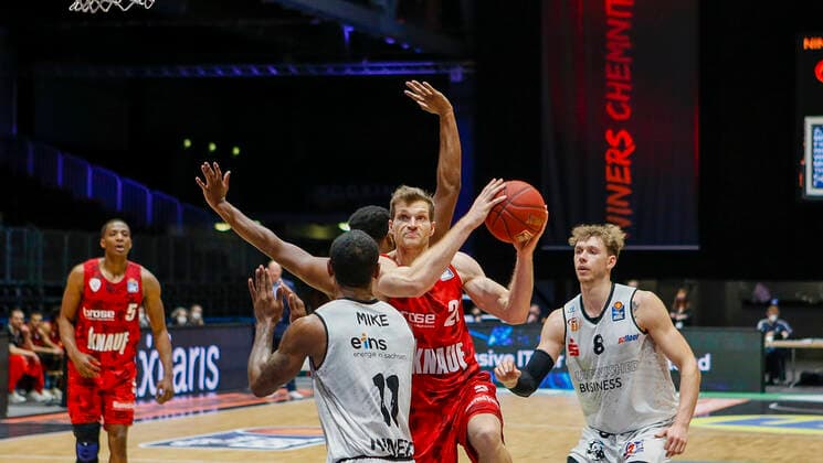Deutschland , Chemnitz, Messe Chemnitz, 12.12.2020, emspor, emonline, despor, deonline, NINERS Chemnitz vs. s.Oliver Wuerzburg, easyCredit BBL, 6. Spieltag Bild: v. l. Justin Sears (s.Oliver Wuerzburg), Isiaha Mike (NINERS Chemnitz), Florian Koch (s.Oliver Wuerzburg) und Jan Niklas Wimberg (NINERS Chemnitz) DFL REGULATIONS PROHIBIT ANY USE OF PHOTOGRAPHS AS IMAGE SEQUENCES AND OR QUASI-VIDEO. Copyright: HMBxMedia JulienxBecker