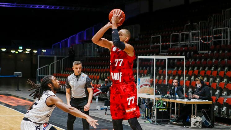 Deutschland , Chemnitz, Messe Chemnitz, 12.12.2020, emspor, emonline, despor, deonline, NINERS Chemnitz vs. s.Oliver Wuerzburg, easyCredit BBL, 6. Spieltag Bild: v. l. Marcus Thornton (NINERS Chemnitz) und Alex King (s.Oliver Wuerzburg) mit dem Dreier DFL REGULATIONS PROHIBIT ANY USE OF PHOTOGRAPHS AS IMAGE SEQUENCES AND OR QUASI-VIDEO. Copyright: HMBxMedia JulienxBecker