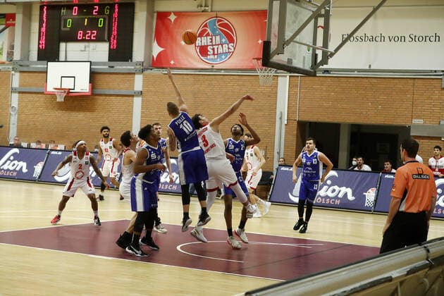 Rheinstars Köln vs. Eintracht Stahnsdorf Basketball BARMER 2. Basketball Bundesliga ProB Mitte rechts: Yannick Kneesch (Rheinstars), 12.12.2020