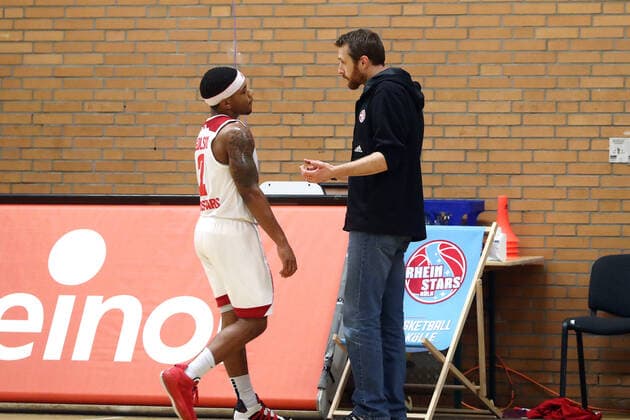 Rheinstars Köln vs. Eintracht Stahnsdorf Basketball BARMER 2. Basketball Bundesliga ProB von links: Vincent Lamont Golson (Rheinstars), Trainer Johannes Strasser (Rheinstars) 12.12.2020