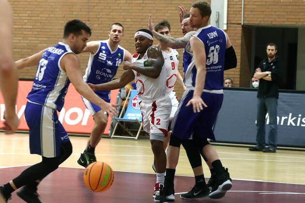 Rheinstars Köln vs. Eintracht Stahnsdorf Basketball BARMER 2. Basketball Bundesliga ProB von links: Karolis Babkauskas (Entracht), Vincent Lamont Golson (Rheinstars), Kristian Kuhn (Eintracht) 12.12.2020