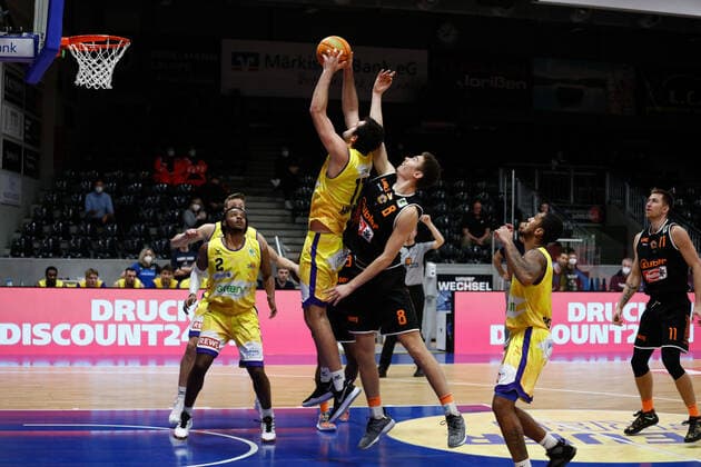 Zach Haney (Phoenix Hagen, 11) im Zweikampf mit Felix Edwardsson (wiha Panthers Schwenningen, 08) Phoenix Hagen vs. wiha Panthers Schwenningen, Basketball, 2. Bundesliga, 11. Spieltag, 2020 2021, 12.12.2020, Phoenix Hagen vs. wiha Panthers Schwenningen, Basketball, 2. Bundesliga, 11. Spieltag, 2020 2021, 12.12.2020 Hagen Copyright: xJulianxMeusel Eibner-Pressefotox EP_JML