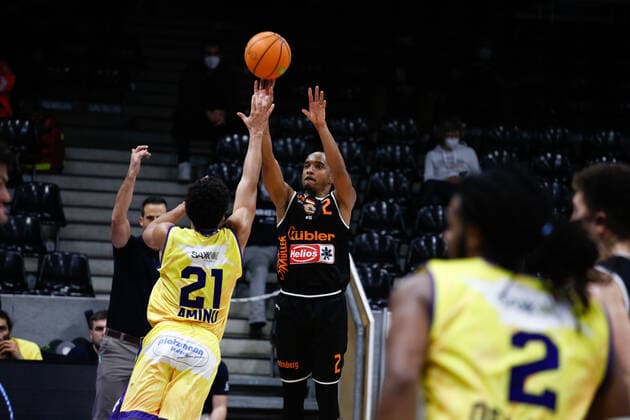 Chris Frazier (wiha Panthers Schwenningen, 02) für Drei gegen Joel Aminu (Phoenix Hagen, 21) Phoenix Hagen vs. wiha Panthers Schwenningen, Basketball, 2. Bundesliga, 11. Spieltag, 2020 2021, 12.12.2020, Phoenix Hagen vs. wiha Panthers Schwenningen, Basketball, 2. Bundesliga, 11. Spieltag, 2020 2021, 12.12.2020 Hagen Copyright: xJulianxMeusel Eibner-Pressefotox EP_JML