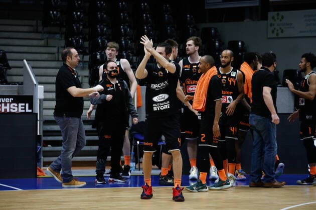Ivan Mikulic (wiha Panthers Schwenningen, 04) feiert nach Ende der Partie. Phoenix Hagen vs. wiha Panthers Schwenningen, Basketball, 2. Bundesliga, 11. Spieltag, 2020 2021, 12.12.2020, Phoenix Hagen vs. wiha Panthers Schwenningen, Basketball, 2. Bundesliga, 11. Spieltag, 2020 2021, 12.12.2020 Hagen Copyright: xJulianxMeusel Eibner-Pressefotox EP_JML