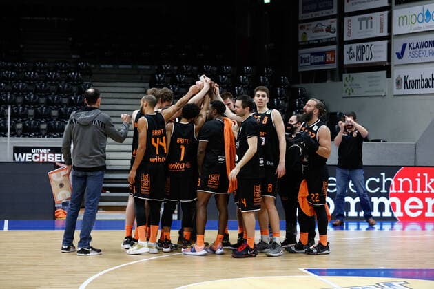 Die wiha Panthers Schwenningen feiern den Sieg gegen die Phoenix Hagen. Phoenix Hagen vs. wiha Panthers Schwenningen, Basketball, 2. Bundesliga, 11. Spieltag, 2020 2021, 12.12.2020, Phoenix Hagen vs. wiha Panthers Schwenningen, Basketball, 2. Bundesliga, 11. Spieltag, 2020 2021, 12.12.2020 Hagen Copyright: xJulianxMeusel Eibner-Pressefotox EP_JML