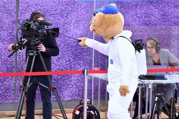 Sport Bilder des Tages Gesiterspiele, Maskottchen mascot ZUFFI mit Fake Desinfektion bei TV Kamera, GER, Basketball, Bundesliga, BBL, BG Goettingen - Syntainics MBC, 12.12.2020, Basketball, Bundesliga, BBL, BG Goettingen -Syntainics MBC, 12.12.2020 Goettingen Copyright: xSippel xEibner-Pressefotox EP_rsl