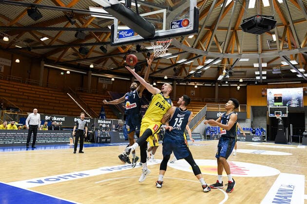 Rasid Mahalbasic (EWE Baskets Oldenburg) am Korb gegen Haywood Highsmith (HAKRO Merlins Crailsheim) und Bogdan Radosavljevic (HAKRO Merlins Crailsheim), GER, HAKRO Merlins Crailsheim vs. EWE Baskets Oldenburg, 12.12.2020, 6. Spieltag easycredit Basketball Bundesliga, Spielzeit 2020 2021. GER, HAKRO Merlins Crailsheim vs. EWE Baskets Oldenburg, 12.12.2020, 6. Spieltag easycredit Basketball Bundesliga, Spielzeit 2020 2021. Crailsheim Copyright: xMemmlerx Eibner-Pressefotox EP_mmr