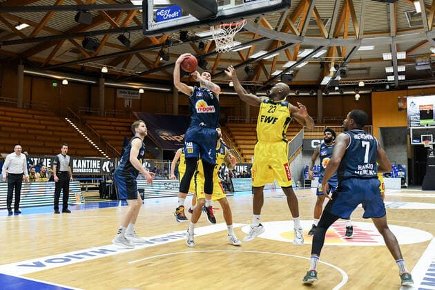 Bogdan Radosavljevic (HAKRO Merlins Crailsheim) verteidigt gegen Rickey Paulding (EWE Baskets Oldenburg), daneben Haywood Highsmith (HAKRO Merlins Crailsheim), GER, HAKRO Merlins Crailsheim vs. EWE Baskets Oldenburg, 12.12.2020, 6. Spieltag easycredit Basketball Bundesliga, Spielzeit 2020 2021. GER, HAKRO Merlins Crailsheim vs. EWE Baskets Oldenburg, 12.12.2020, 6. Spieltag easycredit Basketball Bundesliga, Spielzeit 2020 2021. Crailsheim Copyright: xMemmlerx Eibner-Pressefotox EP_mmr