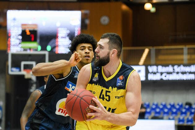 Nathan Boothe (EWE Baskets Oldenburg) im Zweikampf mit Jeremy Jones (HAKRO Merlins Crailsheim), GER, HAKRO Merlins Crailsheim vs. EWE Baskets Oldenburg, 12.12.2020, 6. Spieltag easycredit Basketball Bundesliga, Spielzeit 2020 2021. GER, HAKRO Merlins Crailsheim vs. EWE Baskets Oldenburg, 12.12.2020, 6. Spieltag easycredit Basketball Bundesliga, Spielzeit 2020 2021. Crailsheim Copyright: xMemmlerx Eibner-Pressefotox EP_mmr