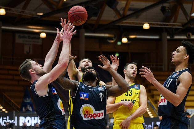 Tim Coleman (HAKRO Merlins Crailsheim) und Fabian Bleck (HAKRO Merlins Crailsheim) am Korb gegen Nathan Boothe (EWE Baskets Oldenburg) und Philipp Schwethelm (EWE Baskets Oldenburg), GER, HAKRO Merlins Crailsheim vs. EWE Baskets Oldenburg, 12.12.2020, 6. Spieltag easycredit Basketball Bundesliga, Spielzeit 2020 2021. GER, HAKRO Merlins Crailsheim vs. EWE Baskets Oldenburg, 12.12.2020, 6. Spieltag easycredit Basketball Bundesliga, Spielzeit 2020 2021. Crailsheim Copyright: xMemmlerx Eibner-Pressefotox EP_mmr