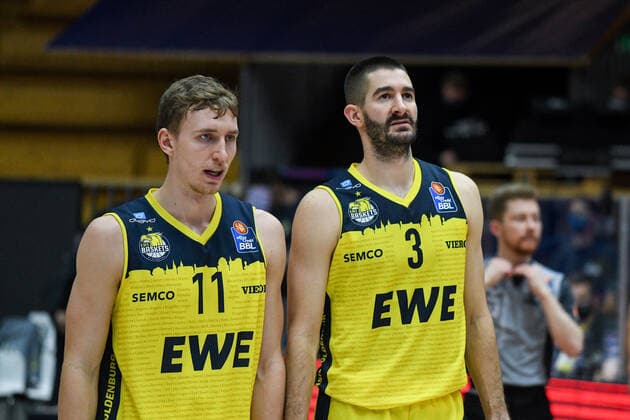 Jacob Hollatz (EWE Baskets Oldenburg) und Braydon Hobbs (EWE Baskets Oldenburg) sind enttaeuscht ueber die Niederlage, GER, HAKRO Merlins Crailsheim vs. EWE Baskets Oldenburg, 12.12.2020, 6. Spieltag easycredit Basketball Bundesliga, Spielzeit 2020 2021. GER, HAKRO Merlins Crailsheim vs. EWE Baskets Oldenburg, 12.12.2020, 6. Spieltag easycredit Basketball Bundesliga, Spielzeit 2020 2021. Crailsheim Copyright: xMemmlerx Eibner-Pressefotox EP_mmr