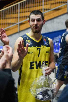 Ex-Merlin Sebastian Herrera (EWE Baskets Oldenburg) bekommt ein Abschiedsgeschenk, GER, HAKRO Merlins Crailsheim vs. EWE Baskets Oldenburg, 12.12.2020, 6. Spieltag easycredit Basketball Bundesliga, Spielzeit 2020 2021. GER, HAKRO Merlins Crailsheim vs. EWE Baskets Oldenburg, 12.12.2020, 6. Spieltag easycredit Basketball Bundesliga, Spielzeit 2020 2021. Crailsheim Copyright: xMemmlerx Eibner-Pressefotox EP_mmr