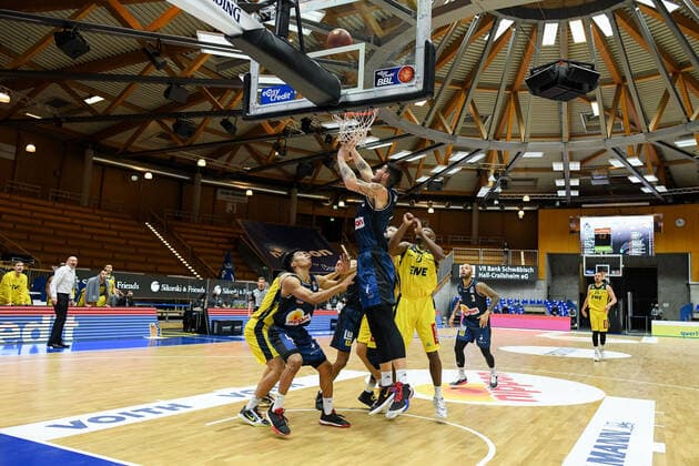 Bogdan Radosavljevic (HAKRO Merlins Crailsheim) verteidigt am Korb gegen Rickey Paulding (EWE Baskets Oldenburg), GER, HAKRO Merlins Crailsheim vs. EWE Baskets Oldenburg, 12.12.2020, 6. Spieltag easycredit Basketball Bundesliga, Spielzeit 2020 2021. GER, HAKRO Merlins Crailsheim vs. EWE Baskets Oldenburg, 12.12.2020, 6. Spieltag easycredit Basketball Bundesliga, Spielzeit 2020 2021. Crailsheim Copyright: xMemmlerx Eibner-Pressefotox EP_mmr