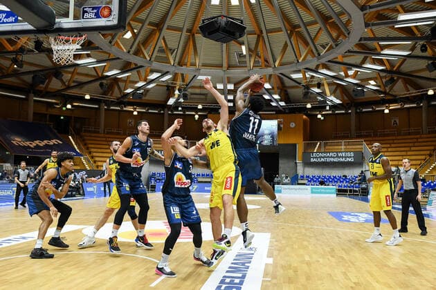 Sebastian Herrera (EWE Baskets Oldenburg) im Zweikampf mit Tim Coleman (HAKRO Merlins Crailsheim) und Maurice Stuckey (HAKRO Merlins Crailsheim), GER, HAKRO Merlins Crailsheim vs. EWE Baskets Oldenburg, 12.12.2020, 6. Spieltag easycredit Basketball Bundesliga, Spielzeit 2020 2021. GER, HAKRO Merlins Crailsheim vs. EWE Baskets Oldenburg, 12.12.2020, 6. Spieltag easycredit Basketball Bundesliga, Spielzeit 2020 2021. Crailsheim Copyright: xMemmlerx Eibner-Pressefotox EP_mmr