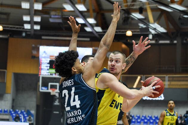 Rasid Mahalbasic (EWE Baskets Oldenburg) im Zweikampf mit Jeremy Jones (HAKRO Merlins Crailsheim), GER, HAKRO Merlins Crailsheim vs. EWE Baskets Oldenburg, 12.12.2020, 6. Spieltag easycredit Basketball Bundesliga, Spielzeit 2020 2021. GER, HAKRO Merlins Crailsheim vs. EWE Baskets Oldenburg, 12.12.2020, 6. Spieltag easycredit Basketball Bundesliga, Spielzeit 2020 2021. Crailsheim Copyright: xMemmlerx Eibner-Pressefotox EP_mmr