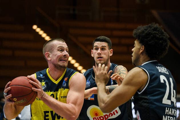 Rasid Mahalbasic (EWE Baskets Oldenburg) im Zweikampf mit Bogdan Radosavljevic (HAKRO Merlins Crailsheim) und Jeremy Jones (HAKRO Merlins Crailsheim), GER, HAKRO Merlins Crailsheim vs. EWE Baskets Oldenburg, 12.12.2020, 6. Spieltag easycredit Basketball Bundesliga, Spielzeit 2020 2021. GER, HAKRO Merlins Crailsheim vs. EWE Baskets Oldenburg, 12.12.2020, 6. Spieltag easycredit Basketball Bundesliga, Spielzeit 2020 2021. Crailsheim Copyright: xMemmlerx Eibner-Pressefotox EP_mmr