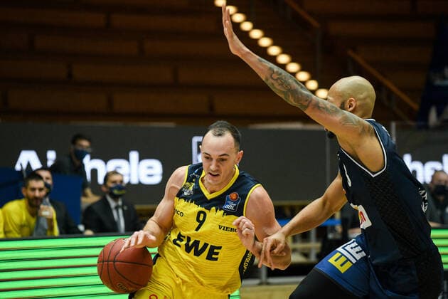 Karsten Tadda (EWE Baskets Oldenburg) im Zweikampf mit Maurice Stuckey (HAKRO Merlins Crailsheim), GER, HAKRO Merlins Crailsheim vs. EWE Baskets Oldenburg, 12.12.2020, 6. Spieltag easycredit Basketball Bundesliga, Spielzeit 2020 2021. GER, HAKRO Merlins Crailsheim vs. EWE Baskets Oldenburg, 12.12.2020, 6. Spieltag easycredit Basketball Bundesliga, Spielzeit 2020 2021. Crailsheim Copyright: xMemmlerx Eibner-Pressefotox EP_mmr