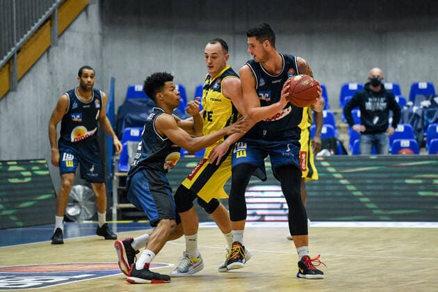 Bogdan Radosavljevic (HAKRO Merlins Crailsheim) am Ball mit Trae Bell-Haynes (HAKRO Merlins Crailsheim) im Zweikampf gegen Karsten Tadda (EWE Baskets Oldenburg), GER, HAKRO Merlins Crailsheim vs. EWE Baskets Oldenburg, 12.12.2020, 6. Spieltag easycredit Basketball Bundesliga, Spielzeit 2020 2021. GER, HAKRO Merlins Crailsheim vs. EWE Baskets Oldenburg, 12.12.2020, 6. Spieltag easycredit Basketball Bundesliga, Spielzeit 2020 2021. Crailsheim Copyright: xMemmlerx Eibner-Pressefotox EP_mmr