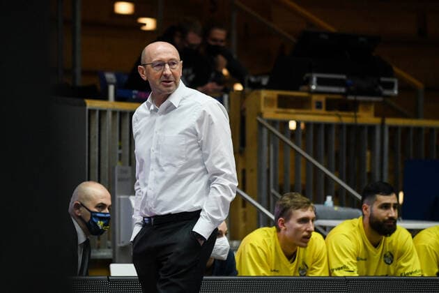 Trainer Mladen Drijencic (EWE Baskets Oldenburg) beobachtet das Spiel, GER, HAKRO Merlins Crailsheim vs. EWE Baskets Oldenburg, 12.12.2020, 6. Spieltag easycredit Basketball Bundesliga, Spielzeit 2020 2021. GER, HAKRO Merlins Crailsheim vs. EWE Baskets Oldenburg, 12.12.2020, 6. Spieltag easycredit Basketball Bundesliga, Spielzeit 2020 2021. Crailsheim Copyright: xMemmlerx Eibner-Pressefotox EP_mmr
