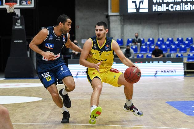 Elias Lasisi (HAKRO Merlins Crailsheim) im Zweikampf mit Sebastian Herrera (EWE Baskets Oldenburg), GER, HAKRO Merlins Crailsheim vs. EWE Baskets Oldenburg, 12.12.2020, 6. Spieltag easycredit Basketball Bundesliga, Spielzeit 2020 2021. GER, HAKRO Merlins Crailsheim vs. EWE Baskets Oldenburg, 12.12.2020, 6. Spieltag easycredit Basketball Bundesliga, Spielzeit 2020 2021. Crailsheim Copyright: xMemmlerx Eibner-Pressefotox EP_mmr
