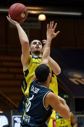 Sebastian Herrera (EWE Baskets Oldenburg) am Korb gegen Elias Lasisi (HAKRO Merlins Crailsheim), GER, HAKRO Merlins Crailsheim vs. EWE Baskets Oldenburg, 12.12.2020, 6. Spieltag easycredit Basketball Bundesliga, Spielzeit 2020 2021. GER, HAKRO Merlins Crailsheim vs. EWE Baskets Oldenburg, 12.12.2020, 6. Spieltag easycredit Basketball Bundesliga, Spielzeit 2020 2021. Crailsheim Copyright: xMemmlerx Eibner-Pressefotox EP_mmr