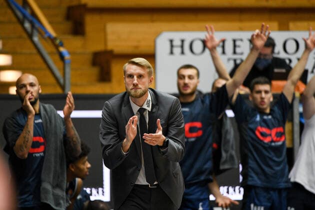 Trainer Tuomas Iisalo (HAKRO Merlins Crailsheim) applaudiert seiner Mannschaft, GER, HAKRO Merlins Crailsheim vs. EWE Baskets Oldenburg, 12.12.2020, 6. Spieltag easycredit Basketball Bundesliga, Spielzeit 2020 2021. GER, HAKRO Merlins Crailsheim vs. EWE Baskets Oldenburg, 12.12.2020, 6. Spieltag easycredit Basketball Bundesliga, Spielzeit 2020 2021. Crailsheim Copyright: xMemmlerx Eibner-Pressefotox EP_mmr
