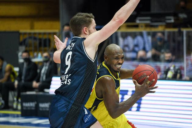 Rickey Paulding (EWE Baskets Oldenburg) im Zweikampf mit Fabian Bleck (HAKRO Merlins Crailsheim), GER, HAKRO Merlins Crailsheim vs. EWE Baskets Oldenburg, 12.12.2020, 6. Spieltag easycredit Basketball Bundesliga, Spielzeit 2020 2021. GER, HAKRO Merlins Crailsheim vs. EWE Baskets Oldenburg, 12.12.2020, 6. Spieltag easycredit Basketball Bundesliga, Spielzeit 2020 2021. Crailsheim Copyright: xMemmlerx Eibner-Pressefotox EP_mmr