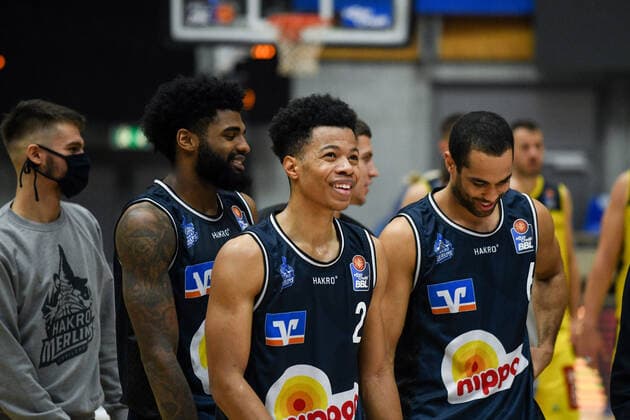 Trae Bell-Haynes (HAKRO Merlins Crailsheim) und Elias Lasisi (HAKRO Merlins Crailsheim) freuen sich ueber den Sieg, GER, HAKRO Merlins Crailsheim vs. EWE Baskets Oldenburg, 12.12.2020, 6. Spieltag easycredit Basketball Bundesliga, Spielzeit 2020 2021. GER, HAKRO Merlins Crailsheim vs. EWE Baskets Oldenburg, 12.12.2020, 6. Spieltag easycredit Basketball Bundesliga, Spielzeit 2020 2021. Crailsheim Copyright: xMemmlerx Eibner-Pressefotox EP_mmr