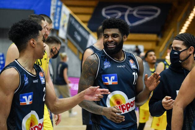 Tim Coleman (HAKRO Merlins Crailsheim) freut sich mit Trae Bell-Haynes (HAKRO Merlins Crailsheim) ueber den Sieg, GER, HAKRO Merlins Crailsheim vs. EWE Baskets Oldenburg, 12.12.2020, 6. Spieltag easycredit Basketball Bundesliga, Spielzeit 2020 2021. GER, HAKRO Merlins Crailsheim vs. EWE Baskets Oldenburg, 12.12.2020, 6. Spieltag easycredit Basketball Bundesliga, Spielzeit 2020 2021. Crailsheim Copyright: xMemmlerx Eibner-Pressefotox EP_mmr