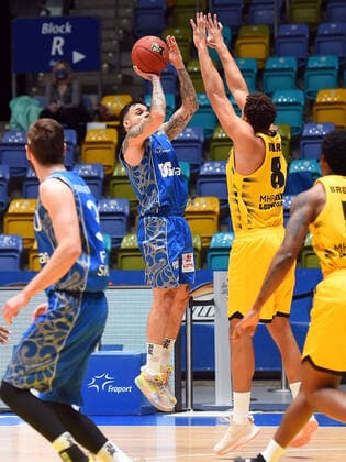 12.12.2020, xhbx, Basketball BBL Bundesliga, Frankfurt Skyliners - MHP Riesen Ludwigsburg emspor, v.l. Konstantin Konga (Fraport Skyliners Frankfurt), Elias Harris (MHP Riesen Ludwigsburg) (DFL DFB REGULATIONS PROHIBIT ANY USE OF PHOTOGRAPHS as IMAGE SEQUENCES and or QUASI-VIDEO) Frankfurt am Main