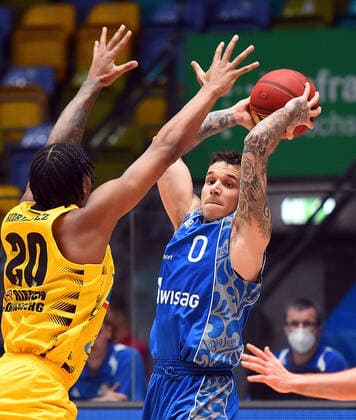 12.12.2020, xhbx, Basketball BBL Bundesliga, Frankfurt Skyliners - MHP Riesen Ludwigsburg emspor, v.l. Desi Rodriquez (MHP Riesen Ludwigsburg), Konstantin Konga (Fraport Skyliners Frankfurt) (DFL DFB REGULATIONS PROHIBIT ANY USE OF PHOTOGRAPHS as IMAGE SEQUENCES and or QUASI-VIDEO) Frankfurt am Main