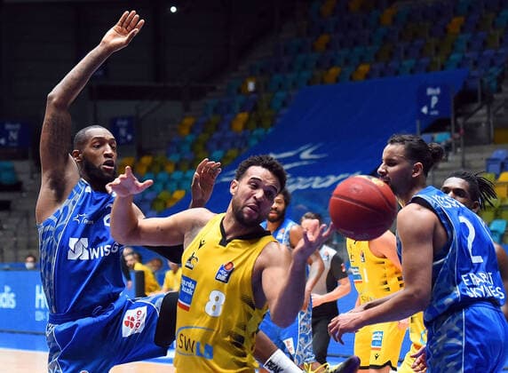 12.12.2020, xhbx, Basketball BBL Bundesliga, Frankfurt Skyliners - MHP Riesen Ludwigsburg emspor, v.l. Elias Harris (MHP Riesen Ludwigsburg) (DFL DFB REGULATIONS PROHIBIT ANY USE OF PHOTOGRAPHS as IMAGE SEQUENCES and or QUASI-VIDEO) Frankfurt am Main