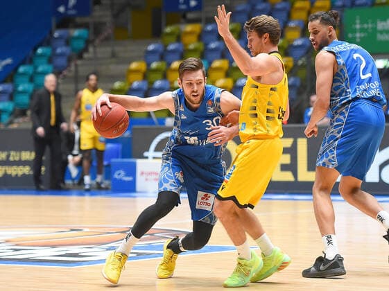 12.12.2020, xhbx, Basketball BBL Bundesliga, Frankfurt Skyliners - MHP Riesen Ludwigsburg emspor, v.l. Jon Axel Gudmundsson (Fraport Skyliners Frankfurt), Jordan Hulls (MHP Riesen Ludwigsburg) (DFL DFB REGULATIONS PROHIBIT ANY USE OF PHOTOGRAPHS as IMAGE SEQUENCES and or QUASI-VIDEO) Frankfurt am Main