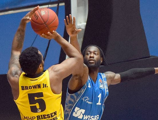 12.12.2020, xhbx, Basketball BBL Bundesliga, Frankfurt Skyliners - MHP Riesen Ludwigsburg emspor, v.l. Barry Brown Jr. (MHP Riesen Ludwigsburg), Matt Mobley (Fraport Skyliners Frankfurt) (DFL DFB REGULATIONS PROHIBIT ANY USE OF PHOTOGRAPHS as IMAGE SEQUENCES and or QUASI-VIDEO) Frankfurt am Main