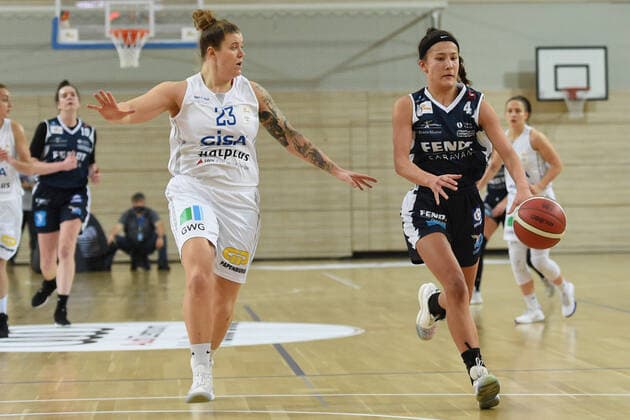 Halle, Deutschland 12. Dezember 2020: 1.BBL - Damen - 2020 2021 - Gisa Lions SV Halle vs. Xcyde Angels Noerdlingen v. li. im Zweikampf Klaudia Grudzien (Halle) und Mona Berlitz (Noerdlingen) Erdgas Sportarena Sachsen Anhalt Copyright: xFotostandx xxBallaschx