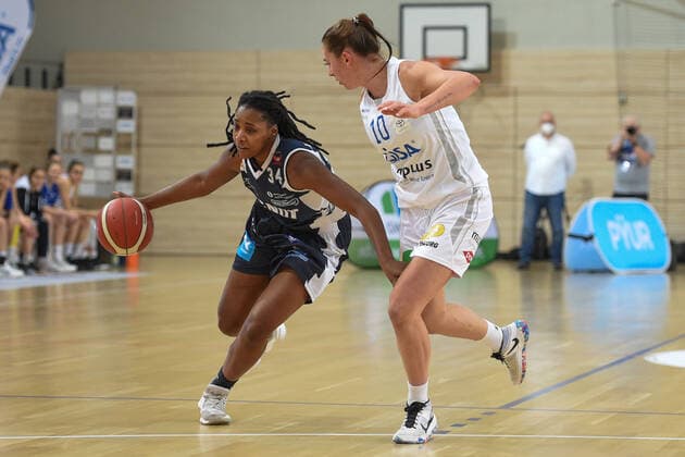 Halle, Deutschland 12. Dezember 2020: 1.BBL - Damen - 2020 2021 - Gisa Lions SV Halle vs. Xcyde Angels Noerdlingen v. li. im Zweikampf Respect Leaphart (Noerdlingen) und Barbora Kasparkova (Halle) Erdgas Sportarena Sachsen Anhalt Copyright: xFotostandx xxBallaschx