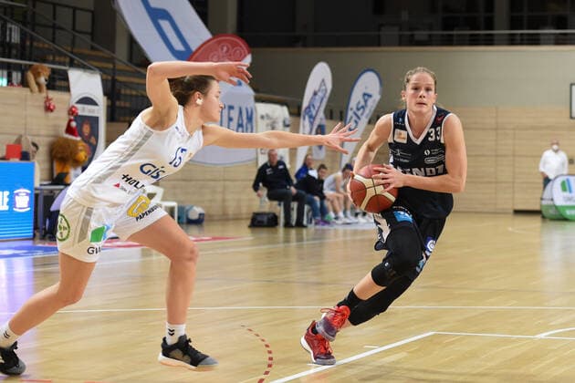 Halle, Deutschland 12. Dezember 2020: 1.BBL - Damen - 2020 2021 - Gisa Lions SV Halle vs. Xcyde Angels Noerdlingen v. li. im Zweikampf Styliani Fouraki Halle) und Anneke Schlueter (Noerdlingen) Erdgas Sportarena Sachsen Anhalt Copyright: xFotostandx xxBallaschx