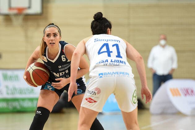 Halle, Deutschland 12. Dezember 2020: 1.BBL - Damen - 2020 2021 - Gisa Lions SV Halle vs. Xcyde Angels Noerdlingen v.li. Levke Brodersen (Noerdlingen) und Eilidh Simpson (Halle) Erdgas Sportarena Sachsen Anhalt Copyright: xFotostandx xxBallaschx