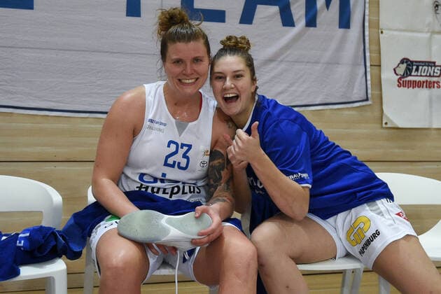 Halle, Deutschland 12. Dezember 2020: 1.BBL - Damen - 2020 2021 - Gisa Lions SV Halle vs. Xcyde Angels Noerdlingen v.li. Klaudia Grudzien (Halle) und Eilidh Simpson (Halle) Erdgas Sportarena Sachsen Anhalt Copyright: xFotostandx xxBallaschx