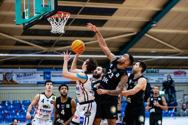 Nemanja Nadjfeji ( 8 BSW Sixers), Shawn Tyrell Gulley ( 23 ART Gaints Duesseldorf) waehrend der Saison 2020-21 (Herren) in der Barmer Bundesliga ProB zwischen BSW Sixers und ART Giants Düsseldorf in der Ballsporthalle Sandersdorf am 12. December 2020 in Sandersdorf, Sachsen Anhalt, Deutschland