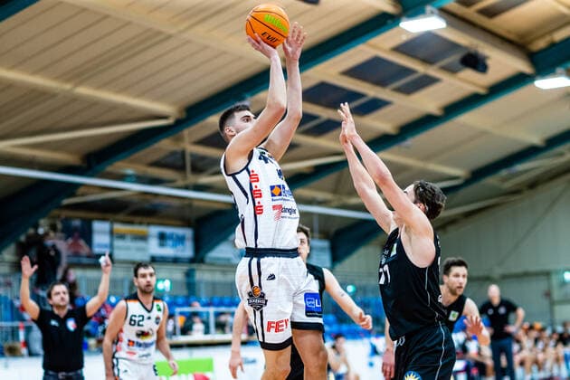 Sandro Antunovic ( 1 BSW Sixers), Mark Gebhardt ( 11 ART Gaints Duesseldorf) waehrend der Saison 2020-21 (Herren) in der Barmer Bundesliga ProB zwischen BSW Sixers und ART Giants Düsseldorf in der Ballsporthalle Sandersdorf am 12. December 2020 in Sandersdorf, Sachsen Anhalt, Deutschland