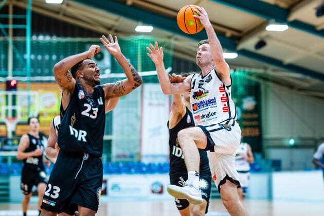 Lucien Schmikale ( 9 BSW Sixers), Shawn Tyrell Gulley ( 23 ART Gaints Duesseldorf) waehrend der Saison 2020-21 (Herren) in der Barmer Bundesliga ProB zwischen BSW Sixers und ART Giants Düsseldorf in der Ballsporthalle Sandersdorf am 12. December 2020 in Sandersdorf, Sachsen Anhalt, Deutschland