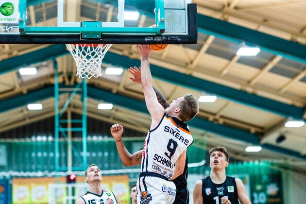 Lucien Schmikale ( 9 BSW Sixers), Shawn Tyrell Gulley ( 23 ART Gaints Duesseldorf) waehrend der Saison 2020-21 (Herren) in der Barmer Bundesliga ProB zwischen BSW Sixers und ART Giants Düsseldorf in der Ballsporthalle Sandersdorf am 12. December 2020 in Sandersdorf, Sachsen Anhalt, Deutschland