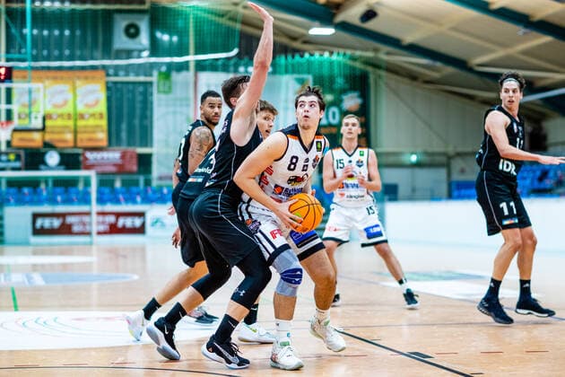 Nemanja Nadjfeji ( 8 BSW Sixers) waehrend der Saison 2020-21 (Herren) in der Barmer Bundesliga ProB zwischen BSW Sixers und ART Giants Düsseldorf in der Ballsporthalle Sandersdorf am 12. December 2020 in Sandersdorf, Sachsen Anhalt, Deutschland