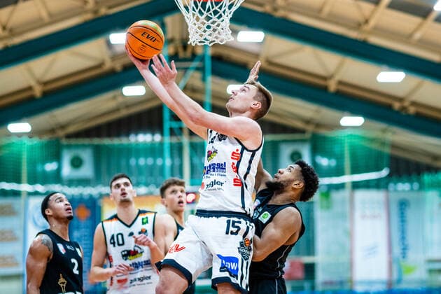 Marco Rahn ( 15 BSW Sixers) waehrend der Saison 2020-21 (Herren) in der Barmer Bundesliga ProB zwischen BSW Sixers und ART Giants Düsseldorf in der Ballsporthalle Sandersdorf am 12. December 2020 in Sandersdorf, Sachsen Anhalt, Deutschland