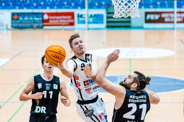 Mark Gebhardt ( 11 ART Gaints Duesseldorf) Lucien Schmikale ( 9 BSW Sixers), Marian Schick ( 21 ART Gaints Duesseldorf) waehrend der Saison 2020-21 (Herren) in der Barmer Bundesliga ProB zwischen BSW Sixers und ART Giants Düsseldorf in der Ballsporthalle Sandersdorf am 12. December 2020 in Sandersdorf, Sachsen Anhalt, Deutschland