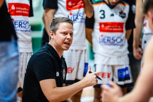 Trainer Sebastian Ludwig (BSW Sixers) waehrend der Saison 2020-21 (Herren) in der Barmer Bundesliga ProB zwischen BSW Sixers und ART Giants Düsseldorf in der Ballsporthalle Sandersdorf am 12. December 2020 in Sandersdorf, Sachsen Anhalt, Deutschland